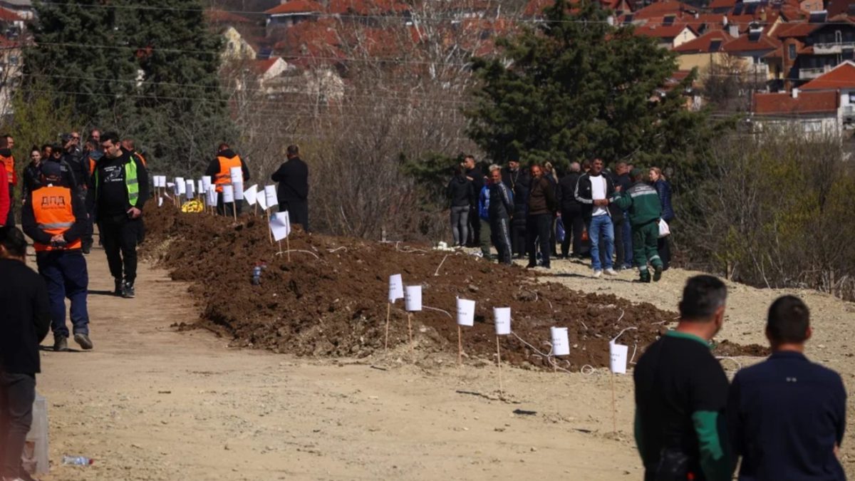Σπαραγμός στις κηδείες των νεκρών της τραγωδίας στη Βόρεια Μακεδονία – Σκάφτηκαν οι τάφοι