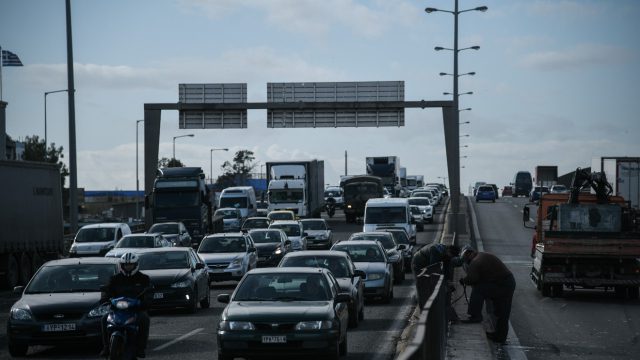 Στο «κόκκινο» ξανά ο Κηφισός: Τροχαίο μεταξύ τριών αυτοκινήτων στην άνοδο και εκ νέου μποτιλιάρισμα