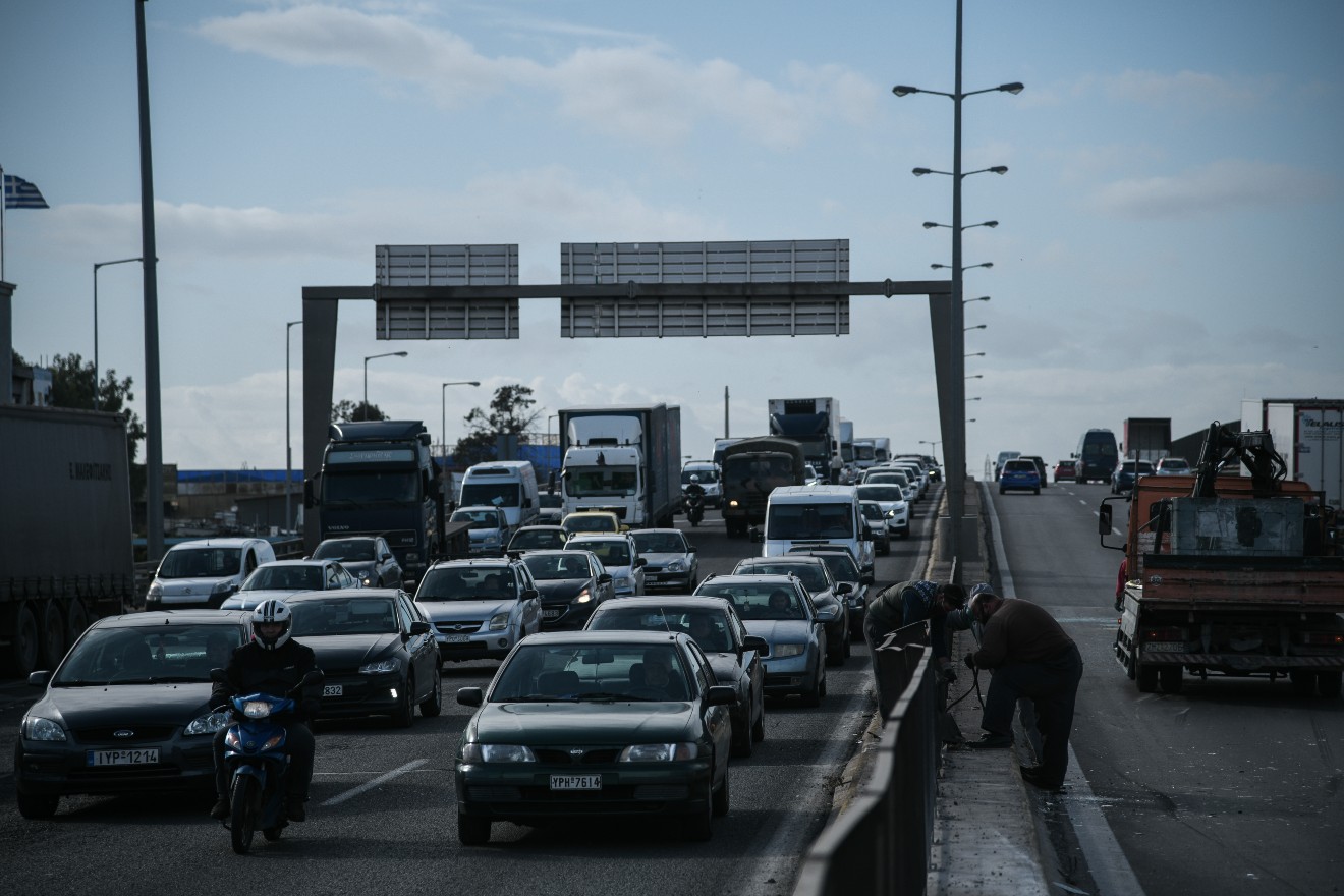 Στο «κόκκινο» ξανά ο Κηφισός: Τροχαίο μεταξύ τριών αυτοκινήτων στην άνοδο και εκ νέου μποτιλιάρισμα