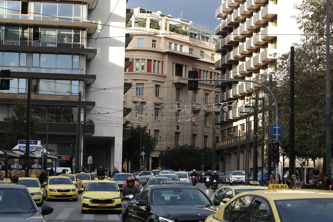 Live κίνηση 13/3: Κολλημένα τα οχήματα στον Κηφισό – Σημειωτόν στο κέντρο της Αθήνας
