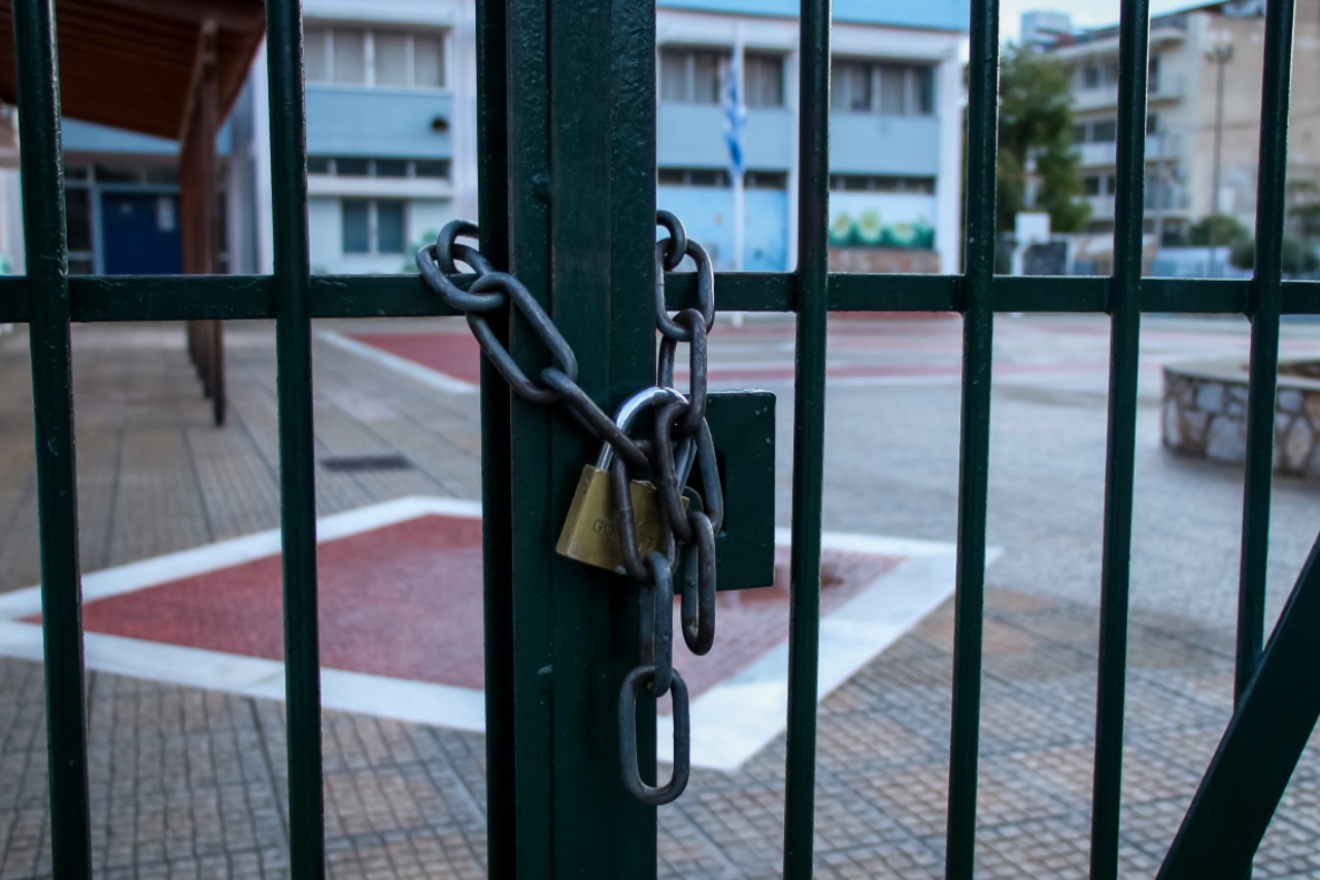Κλείνουν σχολεία λόγω των άθλιων συνθηκών – Εντοπίστηκε μέχρι και ο καρκινογενής αμίαντος