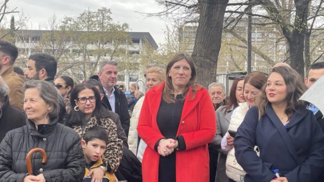 «Η θέση μου είναι με τον κόσμο»: Απέναντι από την εξέδρα των επισήμων η Κωνσταντοπούλου