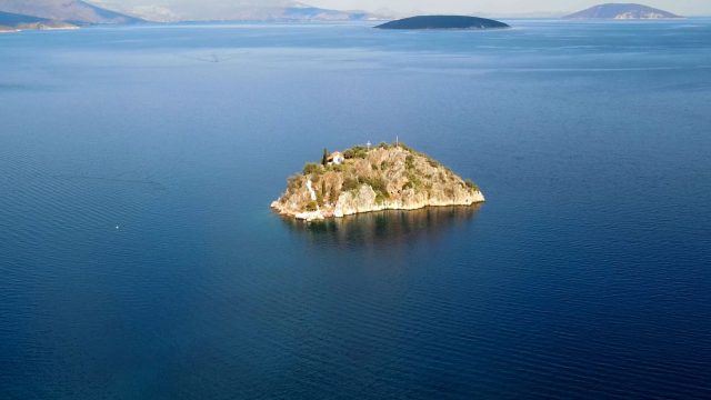 Κορωνήσι: Το γραφικό νησάκι απέναντι από το Τολό που σίγουρα δεν γνώριζες (video)
