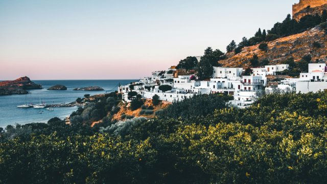 «Θα του ακυρώσει και το πρόστιμο;»: Οι διάλογοι που «καίνε» το κύκλωμα των πολεοδόμων στη Ρόδο