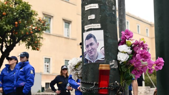 Ιάσονας Λαλαούνης: Ένταση με αστυνομικούς έξω από τη Βουλή – «Αυτή η χώρα σκοτώνει τα παιδιά της»
