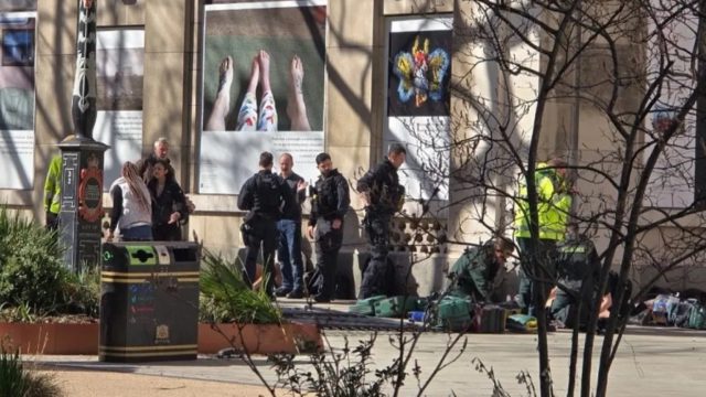 Πανικός στο Λονδίνο: Φορτηγάκι έπεσε πάνω σε πεζούς – Μια νεκρή