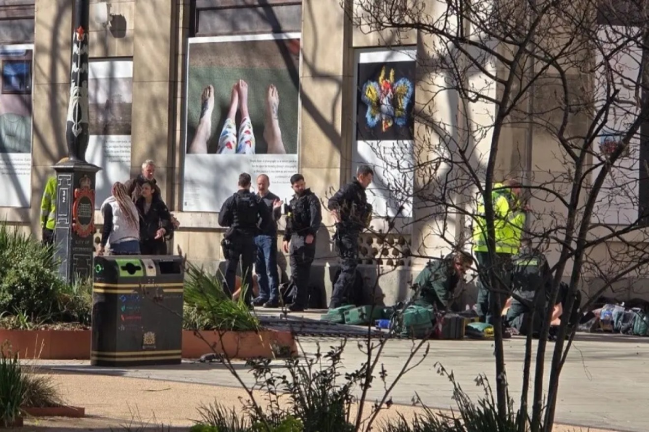 Πανικός στο Λονδίνο: Φορτηγάκι έπεσε πάνω σε πεζούς – Μια νεκρή