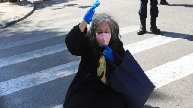 Συνεχίζει τις διαμαρτυρίες η Ελένη Λουκά: Έξω από το Προεδρικό Μέγαρο την ώρα της ορκωμοσίας της Κυβέρνησης