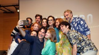 Reunion για το Maestro: Οι πρωταγωνιστές ξανά μαζί στο σπίτι του Χριστόφορου Παπακαλιάτη