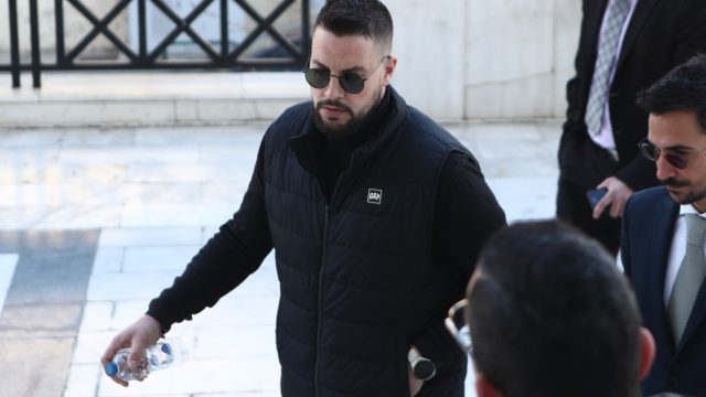 Δίκη Πισπιρίγκου: Με σκυμμένο κεφάλι ο Μάνος Δασκαλάκης – Δεν έριξε ούτε ματιά στην πρώην σύζυγό του