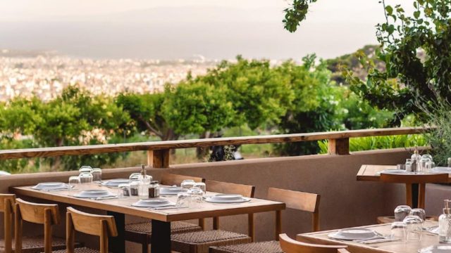 Μαντρί: Το εστιατόριο που γεμίζει με… κρεατοφάγους και βλέπει Σαρωνικό από ψηλά – 5 μαγαζιά με την καλύτερη θέα στη θάλασσα στην Αθήνα