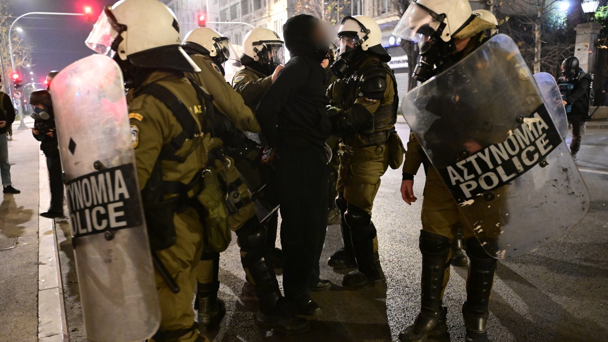 Επίθεση έξω από τα γραφεία του ΠΑΣΟΚ: Τραυματίστηκε αστυνομικός των ΜΑΤ