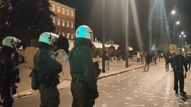ΜΑΤατζής σε διαδηλωτή: «100 ευρουλάκια θα πάρω σήμερα, για μια ώρα μόνο από σένα»