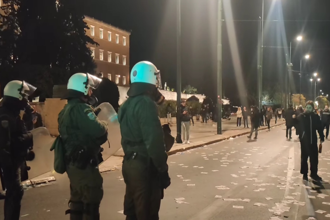 ΜΑΤατζής σε διαδηλωτή: «100 ευρουλάκια θα πάρω σήμερα, για μια ώρα μόνο από σένα»