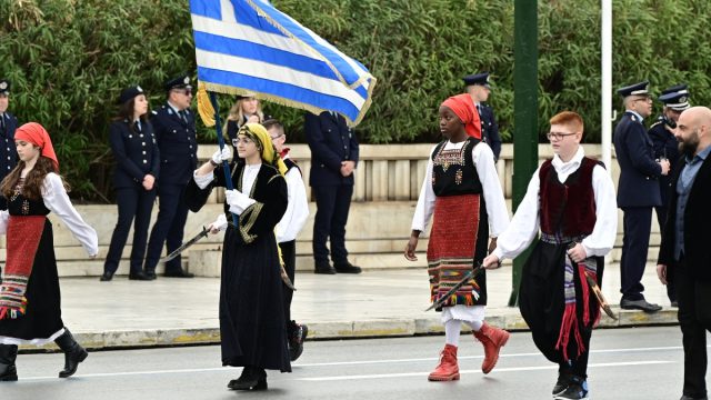 Περήφανα χαμόγελα στη μαθητική παρέλαση της Αθήνας – Τσολιαδάκια και ελληνικές σημαίες
