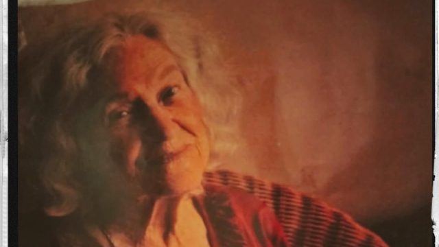 Ιστορίες που συγκλονίζουν από το Μάτι: Η κυρία Ελένη που πνίγηκε κυνηγημένη από τις φλόγες