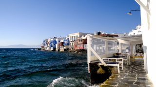 Πιο ακριβά από το Ντουμπάι: Οι ξαπλώστρες στη Μύκονο αγγίζουν τα… 600€ η μία