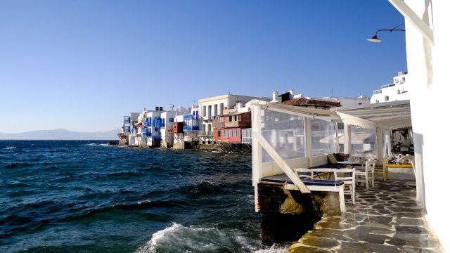 Πιο ακριβά από το Ντουμπάι: Οι ξαπλώστρες στη Μύκονο αγγίζουν τα… 600€ η μία