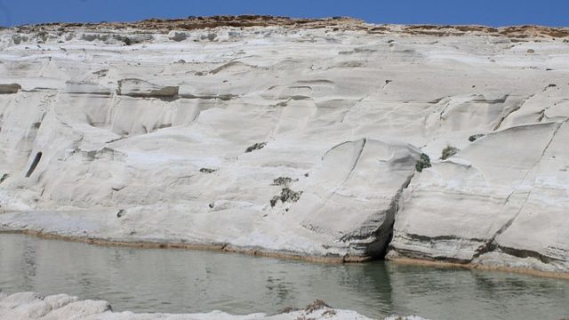 «Παγώνουν» οι οικοδομικές άδειες στη Μήλο – Η ανακοίνωση Σκυλακάκη