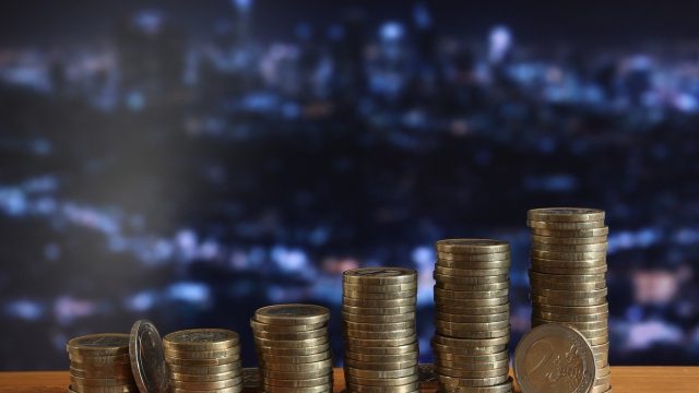 «Απογειώνεται» ο κατώτατος μισθός: Τα σενάρια για την αύξησή του