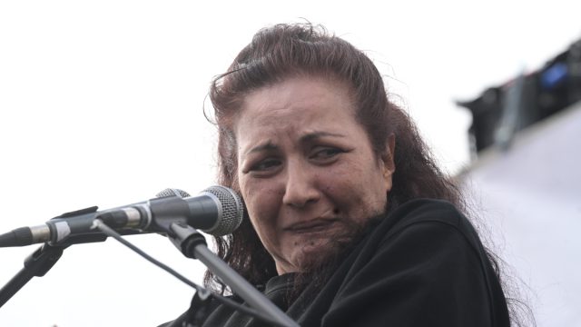Βούρκωσε η μητέρα Κυριακής Γρίβα: Ζητάω τα ματωμένα ρούχα του παιδιού μου να τα πάρω στην αγκαλιά μου