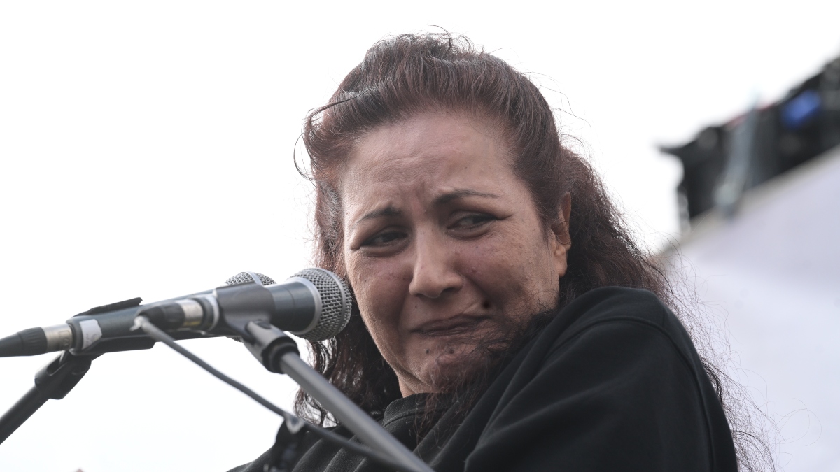 Βούρκωσε η μητέρα Κυριακής Γρίβα: Ζητάω τα ματωμένα ρούχα του παιδιού μου να τα πάρω στην αγκαλιά μου