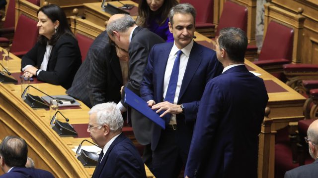 Ανασχηματισμός: Οι «καραμπόλες» της τελευταίας στιγμής και το δύσκολο στοίχημα της κυβέρνησης