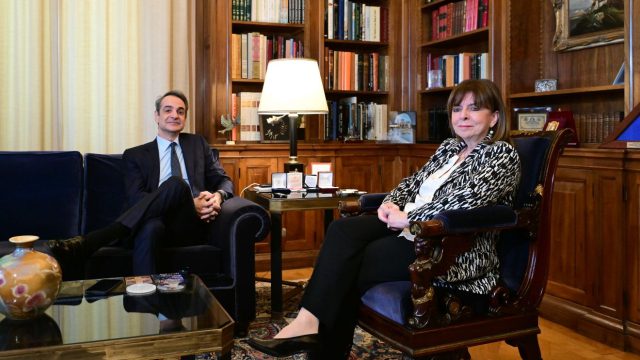 Συνάντηση Μητσοτάκη – Σακελλαροπούλου: «Σας ευχαριστώ για την προσφορά σας – Έχετε αφήσει ξεχωριστό αποτύπωμα»