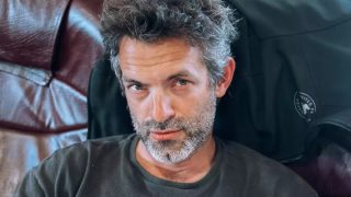 Φίλιππος Μιχόπουλος: Ζήτησε να σταματήσει η δημοσίευση φωτογραφιών του με την Αθηνά Οικονομάκου