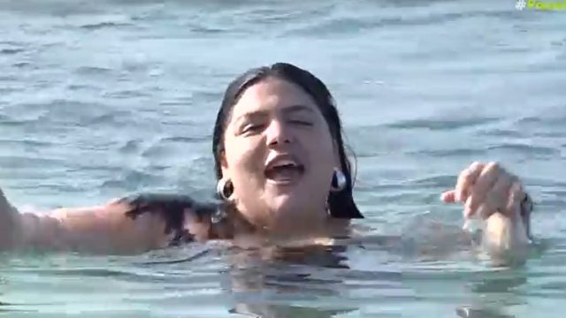 Τολμηρή η Δανάη Μπάρκα: Έβαλε μαγιό και βούτηξε στην παγωμένη θάλασσα στον Άλιμο (video)