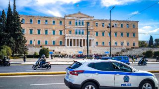 Τραγωδία στην Ομόνοια: Εντοπίστηκε νεκρός άνδρας – Δεμένος χειροπόδαρα και με σακούλα στο κεφάλι
