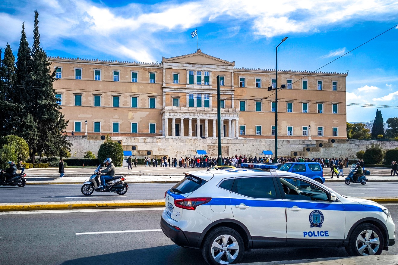 Τραγωδία στην Ομόνοια: Εντοπίστηκε νεκρός άνδρας – Δεμένος χειροπόδαρα και με σακούλα στο κεφάλι