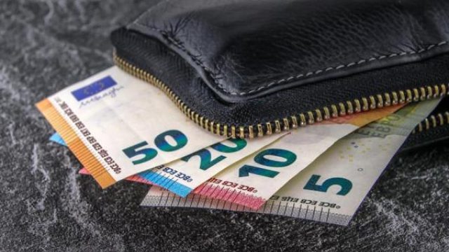 Καθαρά… ούτε 1.000 ευρώ: Η Ελλάδα παραμένει ουραγός στους μισθούς