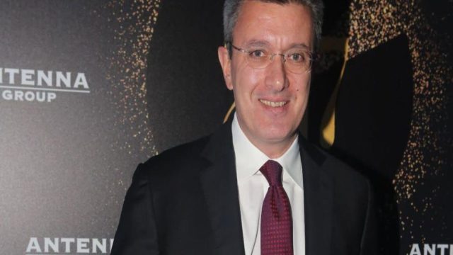 Ίδιοι μέχρι και στο μαλλί: Αυτός είναι ο άγνωστος αδερφός του Νίκου Χατζηνικολάου (photo)