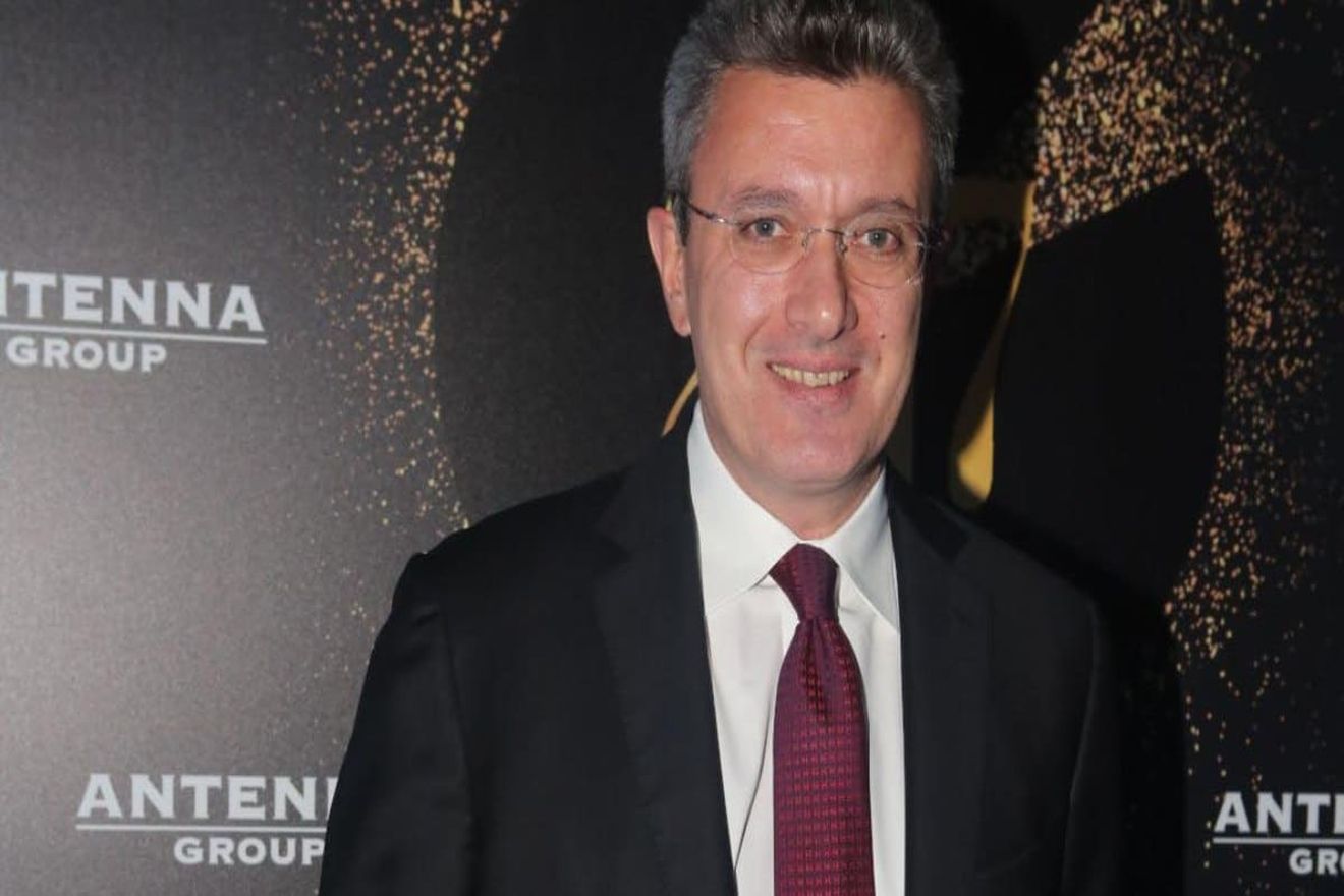 Ίδιοι μέχρι και στο μαλλί: Αυτός είναι ο άγνωστος αδερφός του Νίκου Χατζηνικολάου (photo)