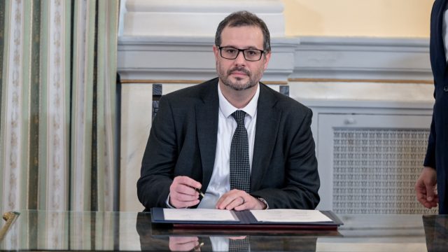 Σκληρό ροκ κυβέρνησης – αντιπολίτευσης: Την αποπομπή Τσάφου ζητούν ΠΑΣΟΚ – ΣΥΡΙΖΑ