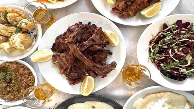 Πάει το… παϊδάκι «γόνατο»: Γιατί όλο το TikTok παραμιλάει με τον «Νότο» στον Άγιο Δημήτριο; Άλλα 5 στέκια της περιοχής