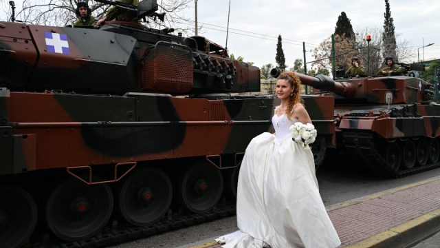 Κέντρισε όλα τα βλέμματα: Πόζαρε στην παρέλαση με νυφικό και ανθοδέσμη!