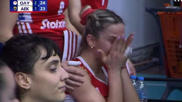 Σοκαριστικός τραυματισμός στο Ολυμπιακός-ΑΕΚ: Έκλαιγαν οι παίκτριες (Vids)