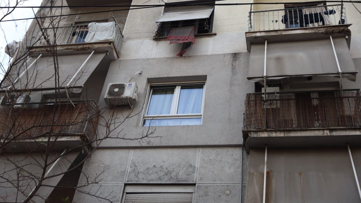 Θρίλερ στην Ομόνοια με το νεκρό άνδρα σε διαμέρισμα – Εξετάζεται ο θάνατος κατά τη διάρκεια ερωτικού παιχνιδιού