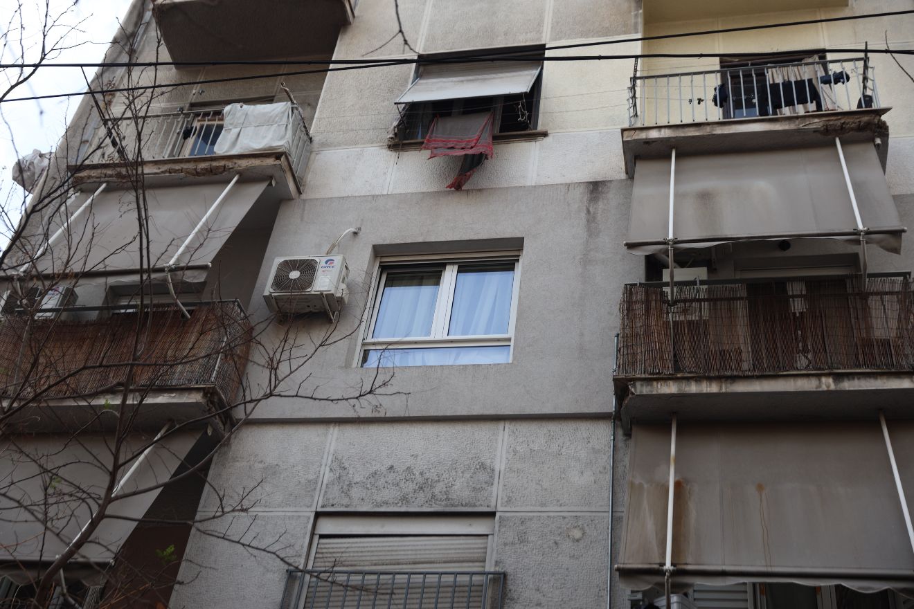 Θρίλερ στην Ομόνοια με το νεκρό άνδρα σε διαμέρισμα – Εξετάζεται ο θάνατος κατά τη διάρκεια ερωτικού παιχνιδιού