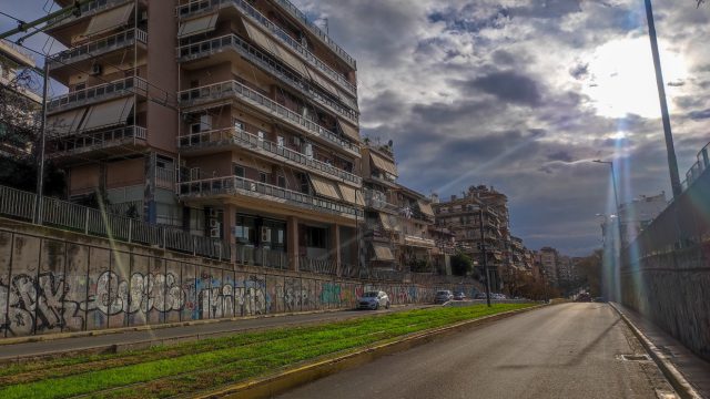 Θρίλερ στην Ομόνοια με νεκρό άνδρα: Το εύρημα που περιπλέκει τον θάνατο του Αμερικάνου