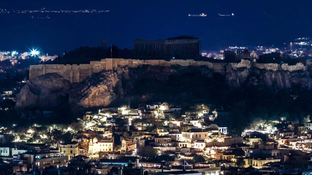 «Ώρα της Γης»: Στο σκοτάδι βυθίστηκε, για καλό σκοπό, η Ακρόπολη και άλλα εμβληματικά κτήρια της Αθήνας