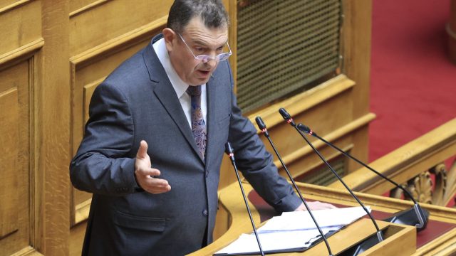 Στην Νίκη είναι… λίγο ευαίσθητοι: Όταν πολυτεύτρια του κόμματος χαστούκισε σε εκκλησία βουλευτή της ΝΔ και ο Παπαδόπουλος τη δικαιολόγησε