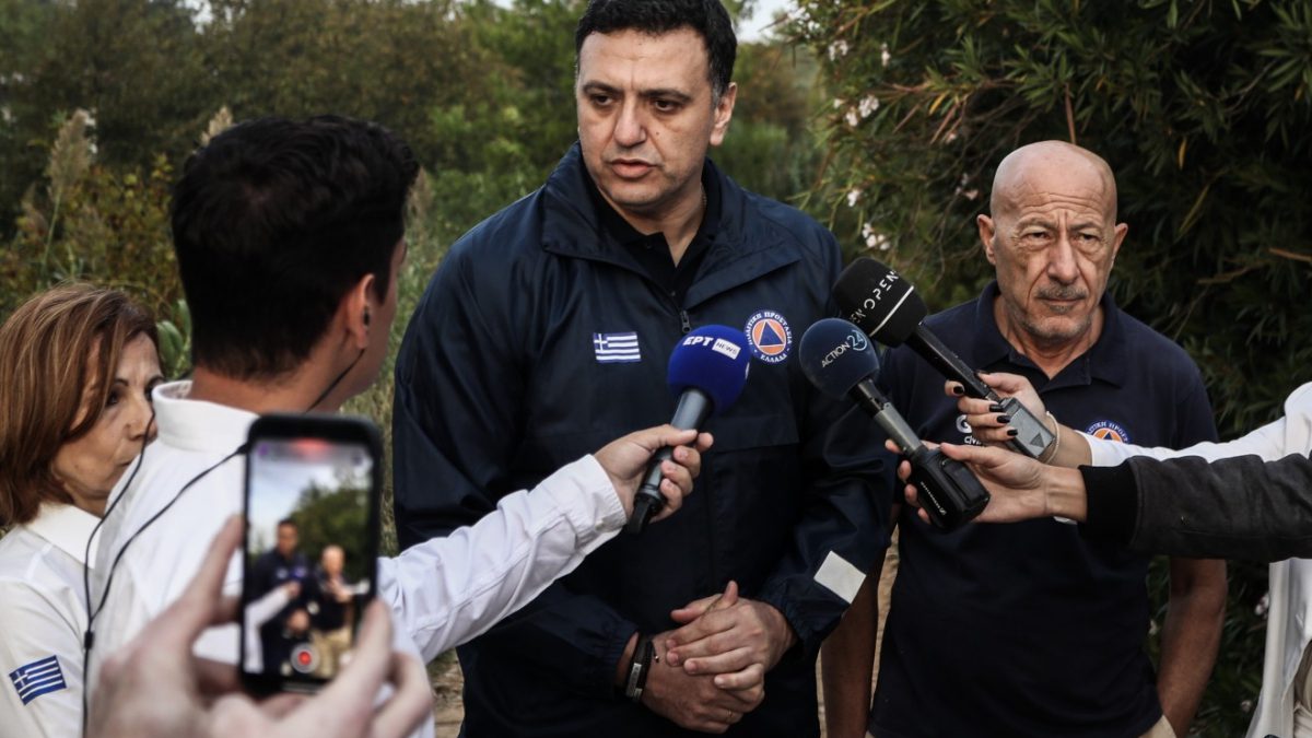 Βασίλης Παπαγεωργίου: Ποιος είναι ο ΓΓ Πολιτικής Προστασίας που έβγαλε… στη σέντρα ο Μητσοτάκης για τα Τέμπη – Ο ρόλος του την νύχτα της τραγωδίας και το Μάτι