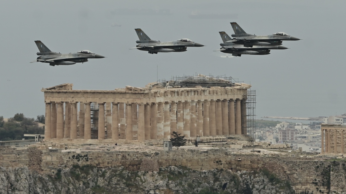 Μεγαλειώδης η στρατιωτική παρέλαση της 25ης Μαρτίου – Πλήθος κόσμου στο Σύνταγμα