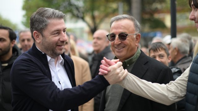 ΠΑΣΟΚ: Ο Ανδρουλάκης ταξιδεύει και… το Κίνημα χάνεται