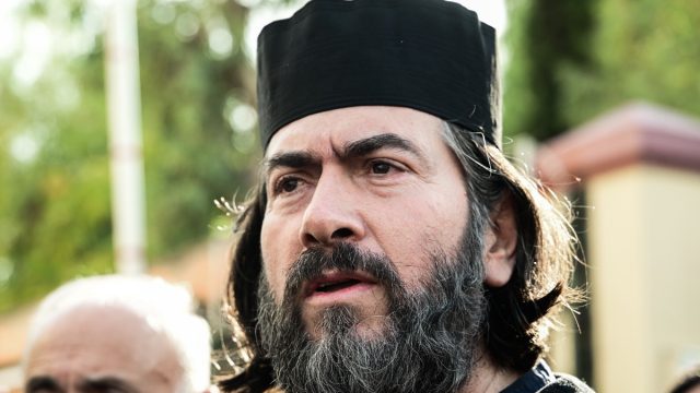 Αναβλήθηκε η δίκη του πατέρα Αντωνίου: «Είναι αθώος όσο αθώα είναι και τα παιδιά στα Τέμπη»