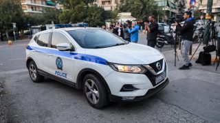 Συναγερμός στα Καμίνια: Βρήκαν χειροβομβίδα τυλιγμένη με χαρτοταινία σε πολυκατοικία!