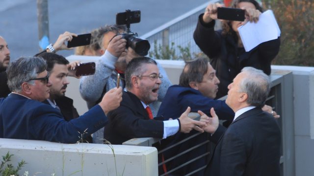 Κακός χαμός έξω από την Πινακοθήκη: «Γιατί τον κρατάτε παράνομα;» -«Ιεροδικαστής, μάς οδηγεί στον Μεσαίωνα»